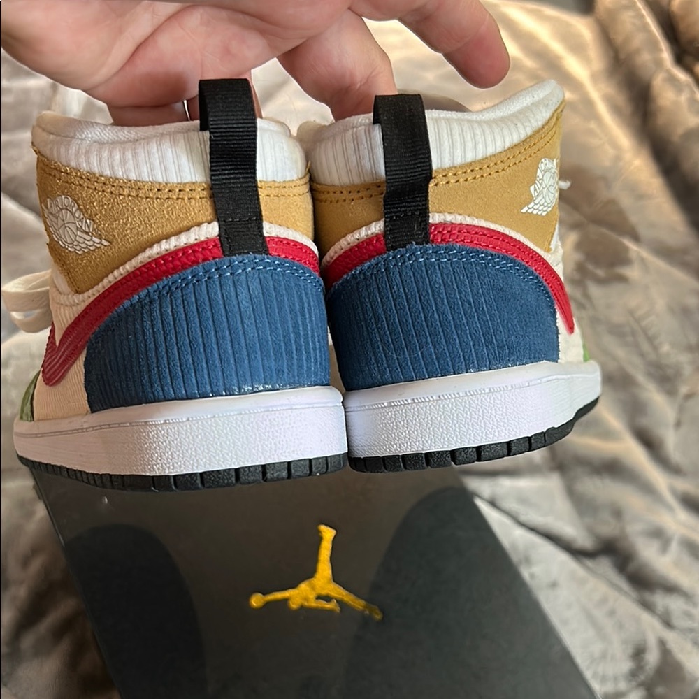 Nike Air Jordan 1 Mid "Messy Room" Runners - Picture 2 of 6